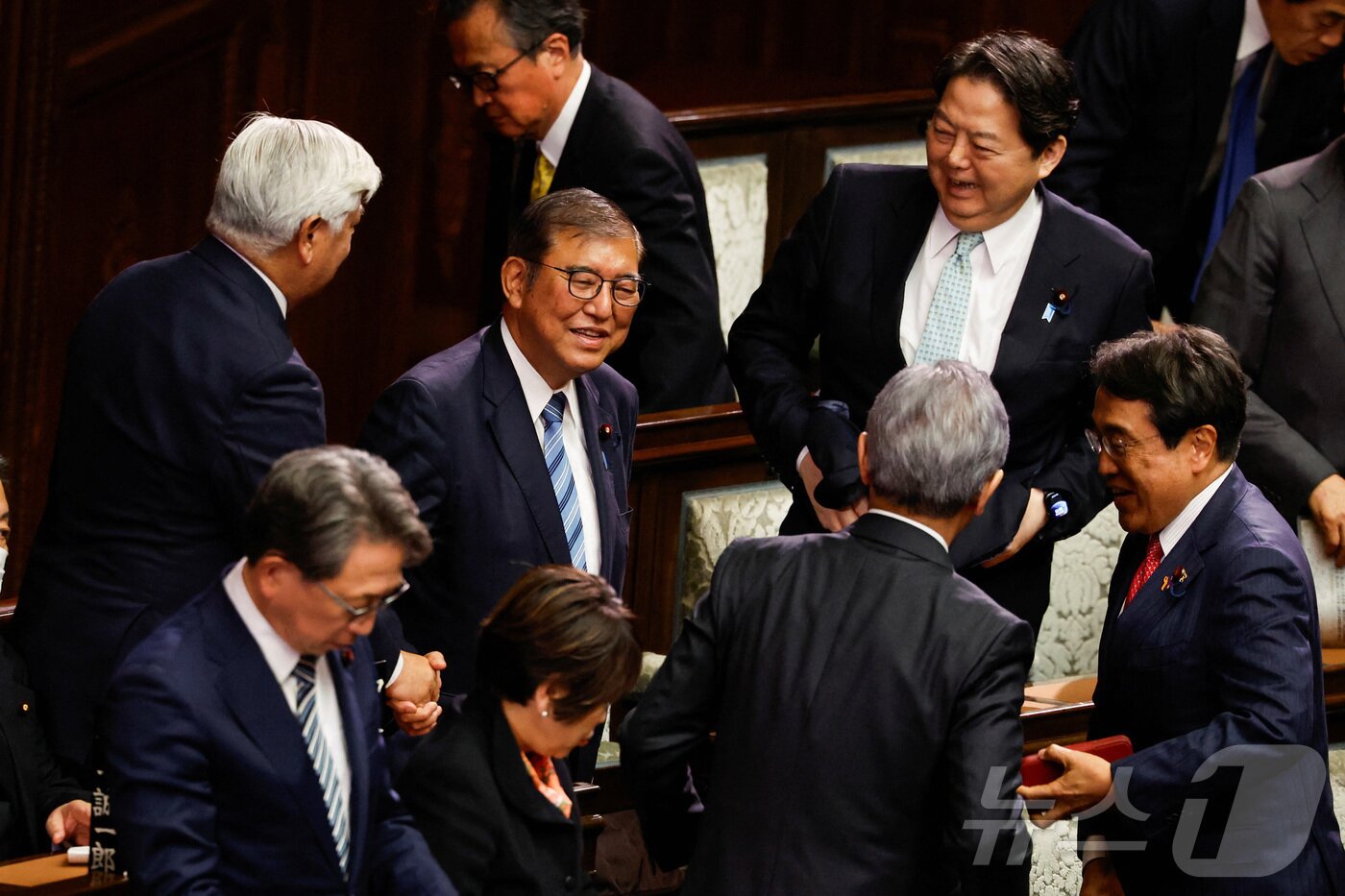 본문 이미지 - 이시바 시게루 일본 총리(가운데)가 11일 중·참 양원 총리 지명 선거를 거쳐 103대 총리로 재선출된 뒤 의원들에게 인사를 하고 있다. 2024.11.11 ⓒ 로이터=뉴스1 ⓒ News1 최종일 기자