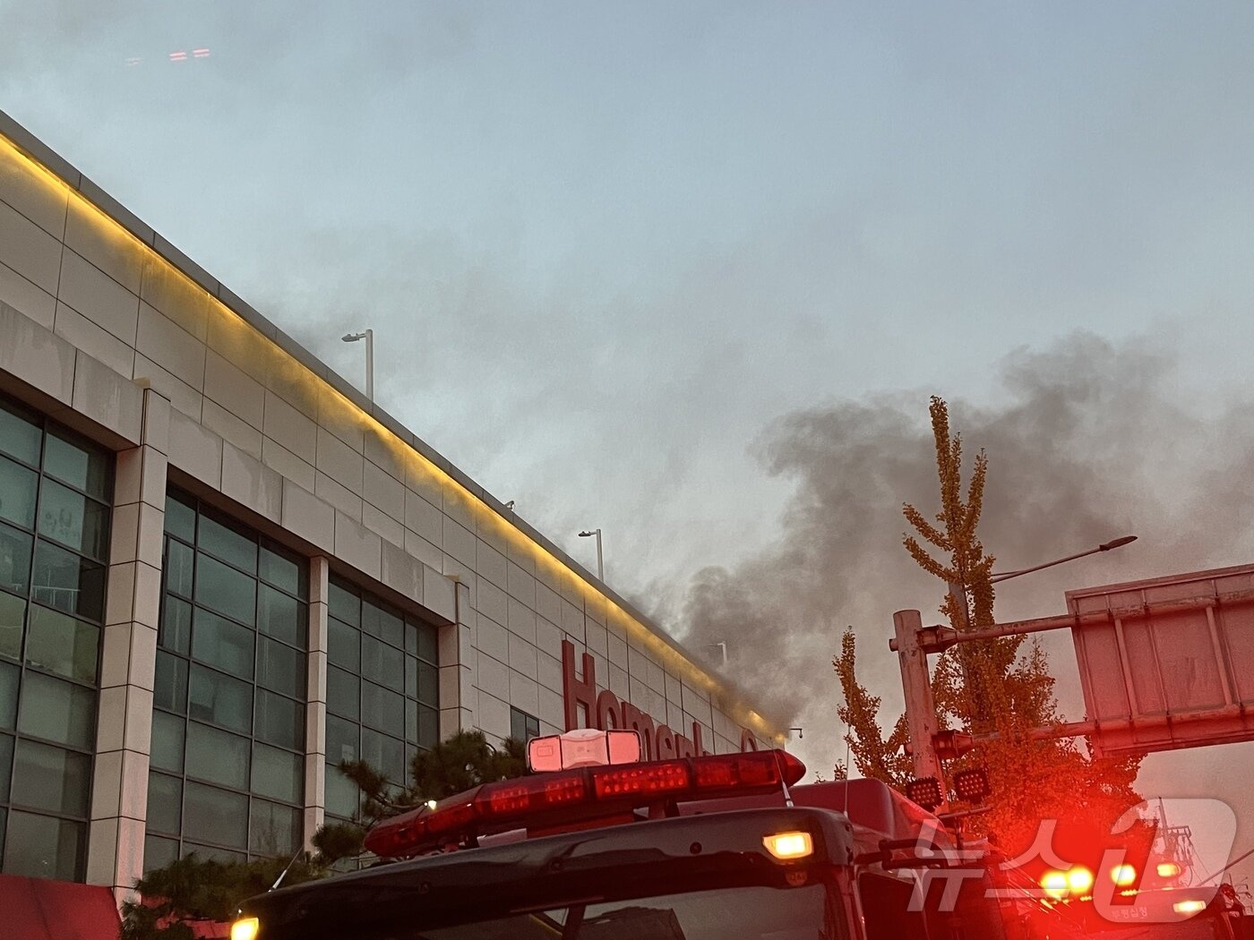 본문 이미지 - 11일 오후 5시 25분쯤 인천 남동구 간석동 홈플러스 간석점에 입주해 있는 중식당에서 불이 났다.(인천소방본부 제공)2024.11.11/뉴스1 ⓒ News1 박소영 기자