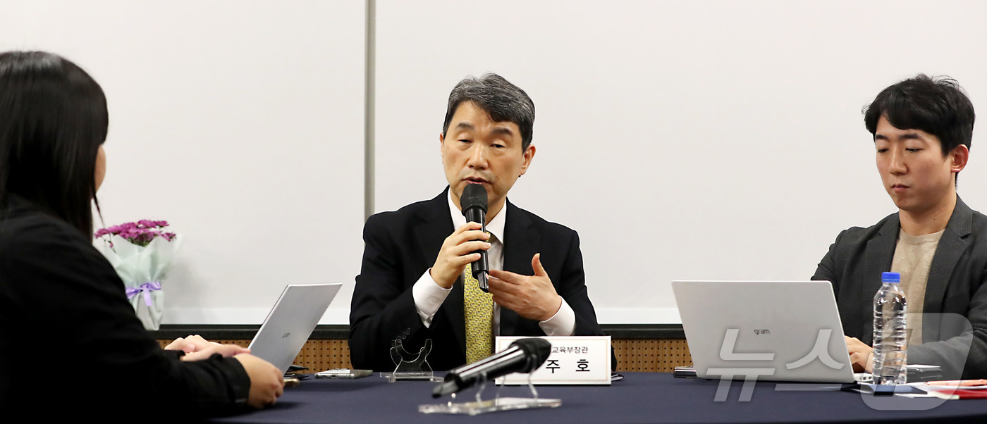 (세종=뉴스1) 김기남 기자 = 이주호 사회부총리 겸 교육부 장관이 지난 11일 세종시 한 호텔에서 열린 출입기자단과의  간담회에서 윤석열 정부 출범 2.5주년 교육개혁 성과와 향 …