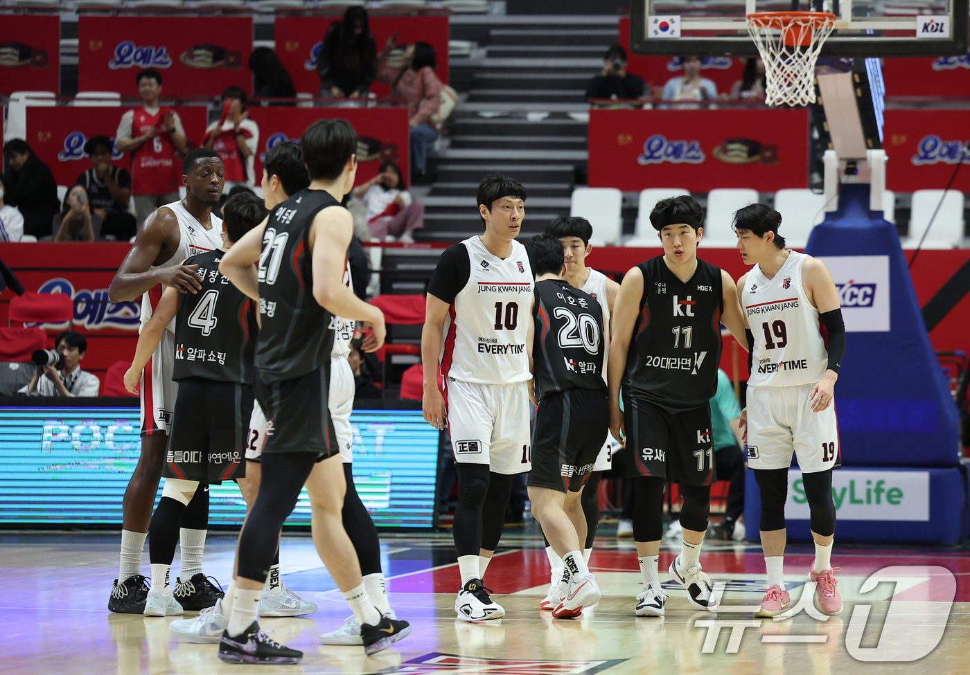 (수원=뉴스1) 김성진 기자 = 수원 KT 선수들이 11일 경기도 수원 KT 소닉붐 아레나에서 열린 '2024-2025 KCC 프로농구' 정규리그 수원 KT와 안양 정관장의 경기에 …