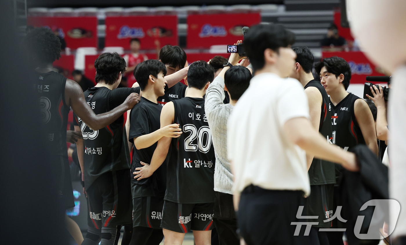 (수원=뉴스1) 김성진 기자 = 수원 KT 선수들이 11일 경기도 수원 KT 소닉붐 아레나에서 열린 '2024-2025 KCC 프로농구' 정규리그 수원 KT와 안양 정관장의 경기에 …
