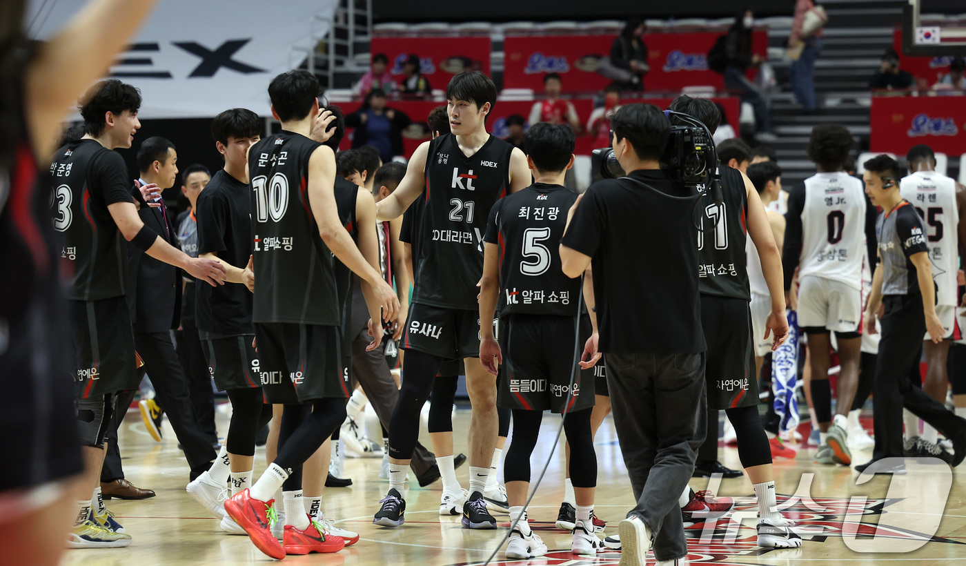 (수원=뉴스1) 김성진 기자 = 수원 KT 선수들이 11일 경기도 수원 KT 소닉붐 아레나에서 열린 '2024-2025 KCC 프로농구' 정규리그 수원 KT와 안양 정관장의 경기에 …