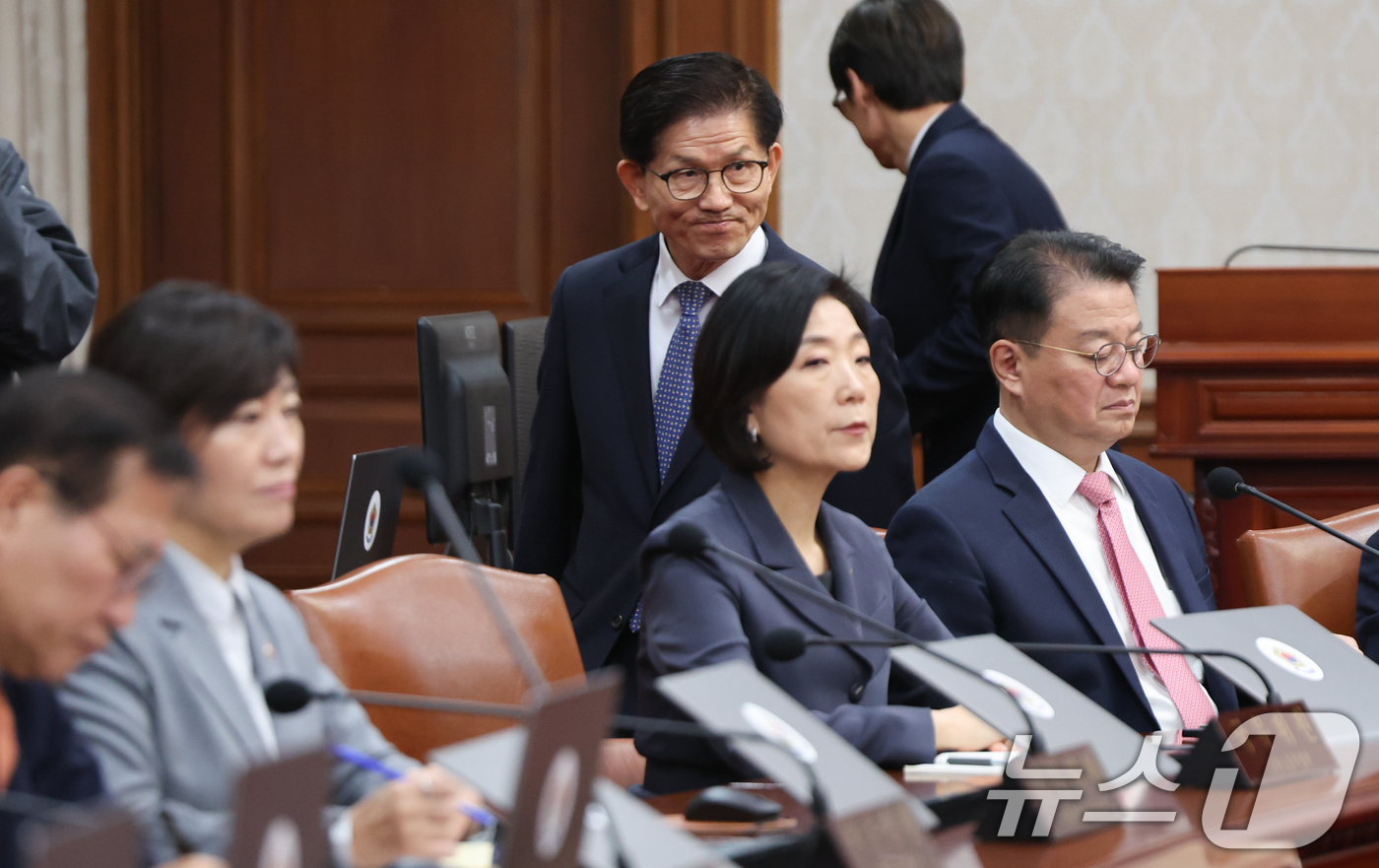 (서울=뉴스1) 허경 기자 = 김문수 고용노동부 장관이 12일 서울 종로구 정부서울청사에서 열린 국무회의에 참석하고 있다. 2024.11.12/뉴스1