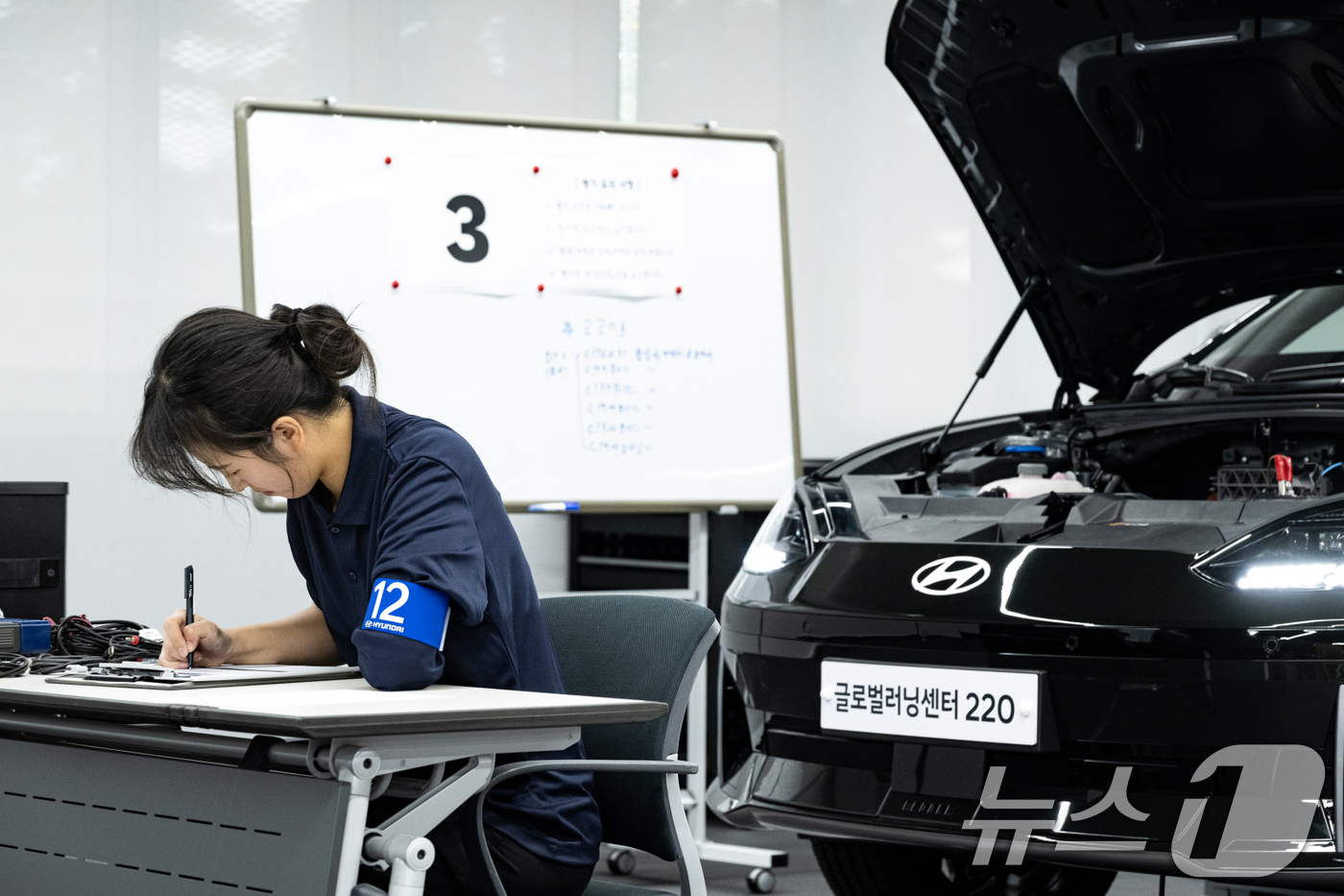 (서울=뉴스1) = 현대자동차가 글로벌 최고 수준의 서비스 엔지니어 양성을 위한 ‘2024 그랜드마스터 인증 평가’를 실시했다고 12일 밝혔다.그랜드마스터 인증 평가는 현대차가 서 …