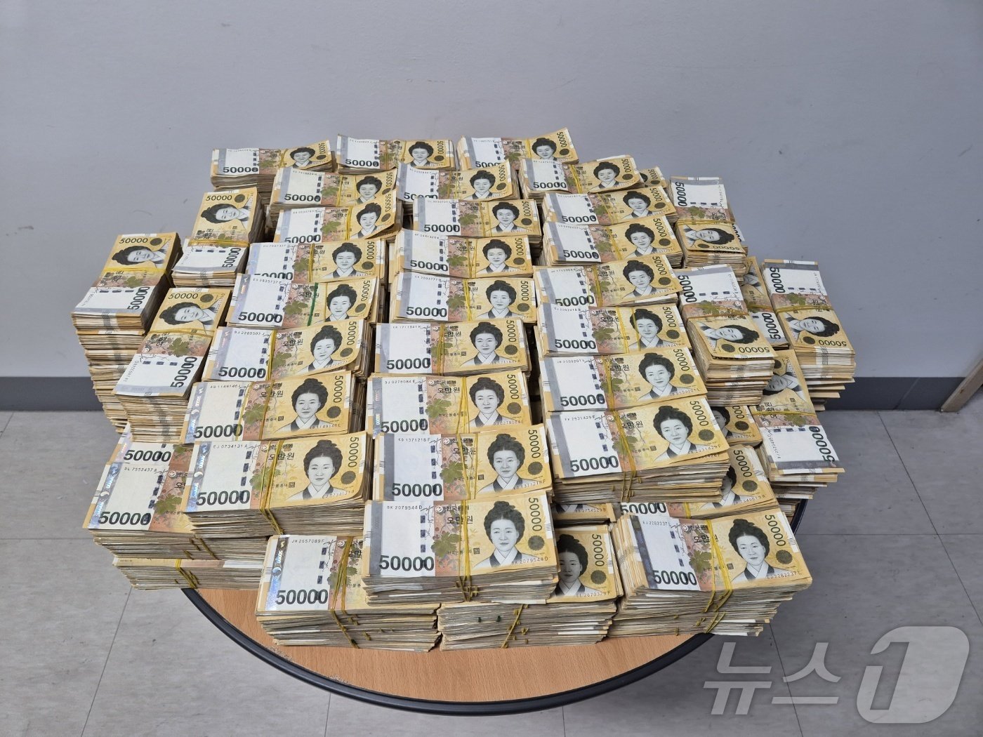 본문 이미지 - 경찰이 현장에서 압수한 돈다발. (금융범죄수사대 제공)