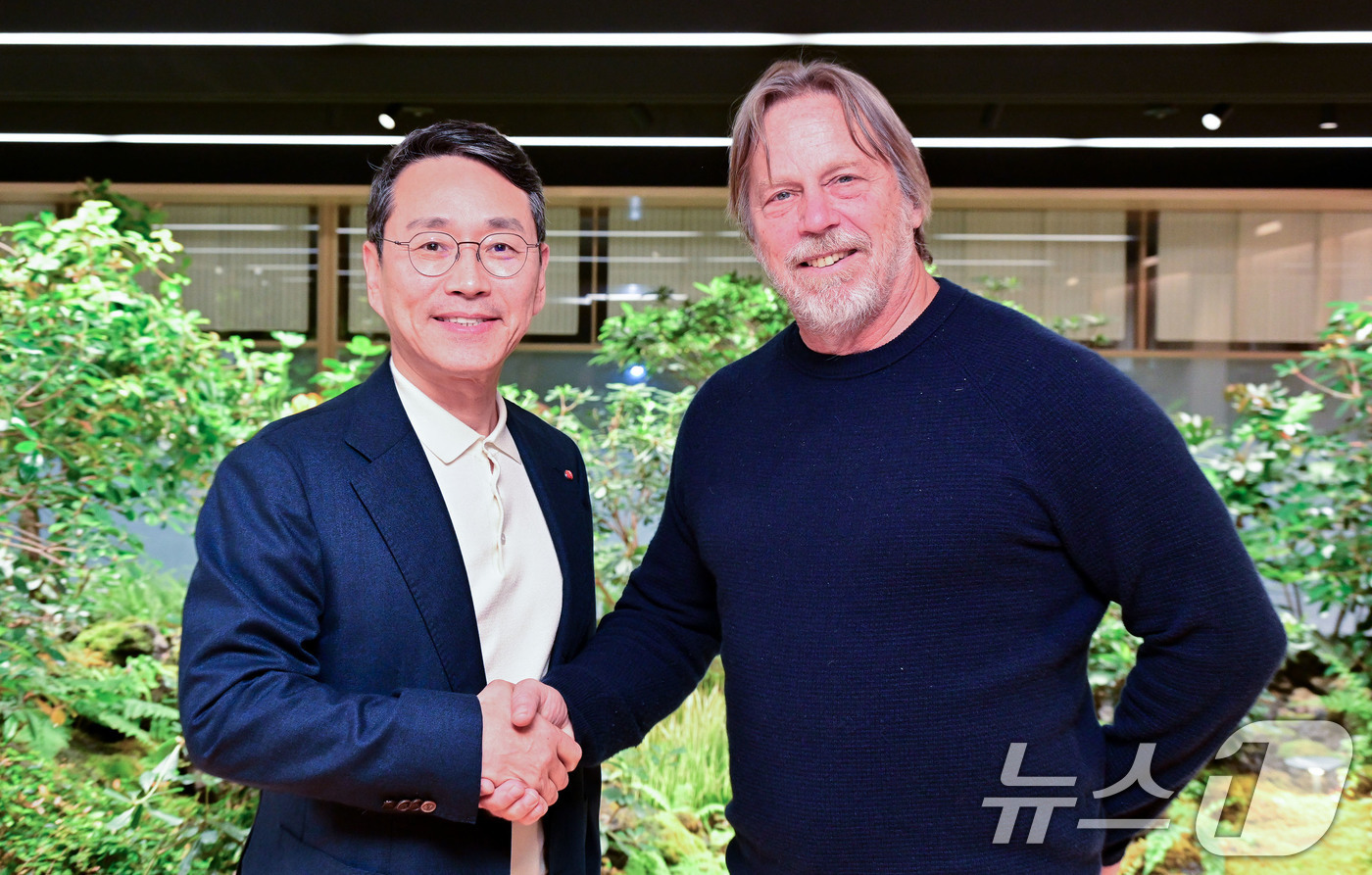 (서울=뉴스1) = LG전자는 최근 조주완 최고경영자(CEO)가 서울 여의도 LG트윈타워에서 고성능 인공지능(AI) 반도체 설계 스타트업인 텐스토렌트의 짐 켈러 CEO를 만나 전략 …