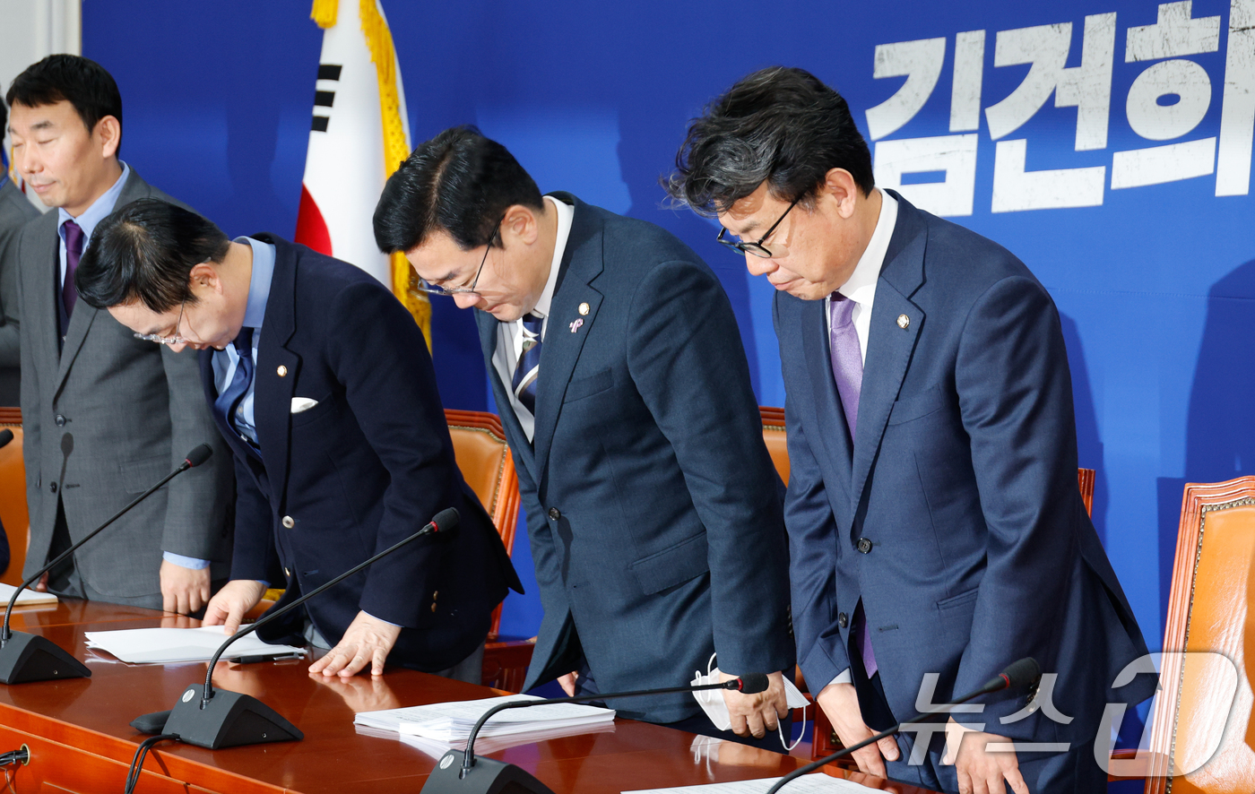 (서울=뉴스1) 안은나 기자 = 박찬대 더불어민주당 원내대표가 12일 오전 서울 여의도 국회에서 열린 원내대책회의에 입장해 인사하고 있다. 왼쪽부터 김용민 원내정책수석부대표, 박성 …