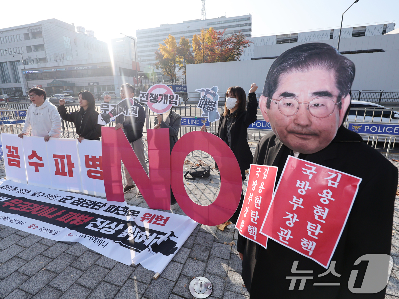 (서울=뉴스1) 황기선 기자 = 서울겨레하나 회원들이 12일 오전 서울 용산구 국방부 앞에서 윤석열 정부의 우크라이나 '참관단' 파견 규탄 퍼포먼스를 하고 있다.  2024.11. …