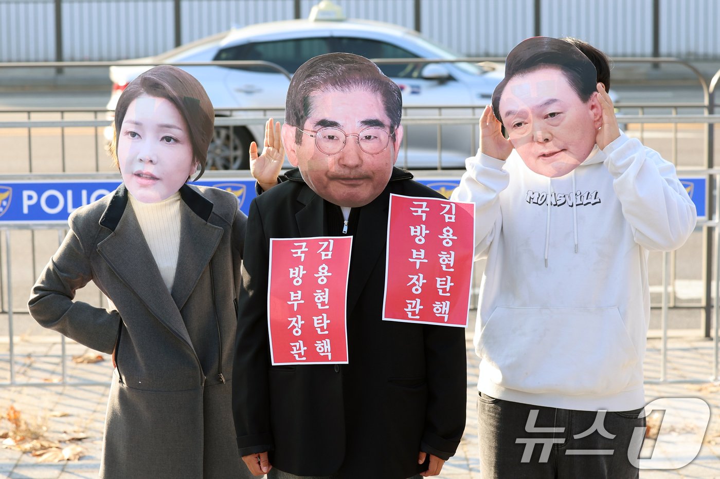 본문 이미지 - 서울겨레하나 회원들이 12일 오전 서울 용산구 국방부 앞에서 윤석열 정부의 우크라이나 &#39;참관단&#39; 파견 규탄 퍼포먼스를 하고 있다. 2024.11.12/뉴스1 ⓒ News1 황기선 기자