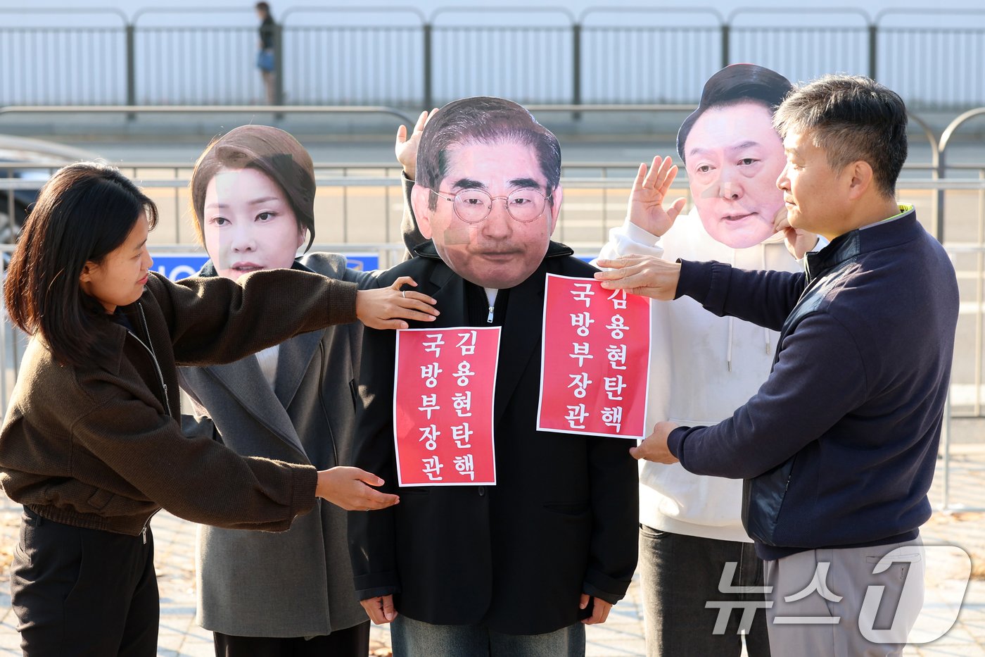 본문 이미지 - 서울겨레하나 회원들이 12일 오전 서울 용산구 국방부 앞에서 윤석열 정부의 우크라이나 &#39;참관단&#39; 파견 규탄 퍼포먼스를 하고 있다. 2024.11.12/뉴스1 ⓒ News1 황기선 기자