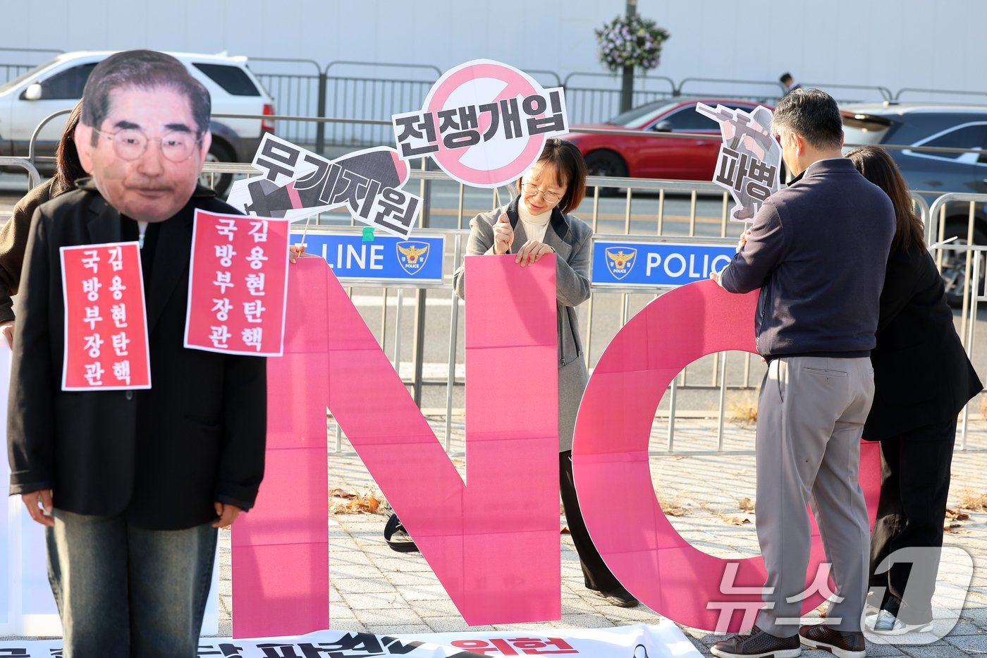 본문 이미지 - 서울겨레하나 회원들이 12일 오전 서울 용산구 국방부 앞에서 윤석열 정부의 우크라이나 &#39;참관단&#39; 파견 규탄 퍼포먼스를 하고 있다. 2024.11.12/뉴스1 ⓒ News1 황기선 기자