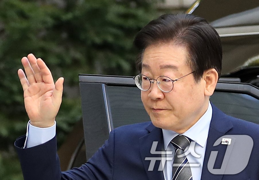 본문 이미지 - 이재명 더불어민주당 대표가 12일 오전 서울 서초구 서울중앙지방법원에서 열린 '대장동 배임·성남FC 뇌물' 특정범죄가중처벌등에관한법률위반(뇌물) 관련 공판에 출석하며 지지자들을 향해 손인사를 하고 있다. 2024.11.12/뉴스1 ⓒ News1 오대일 기자