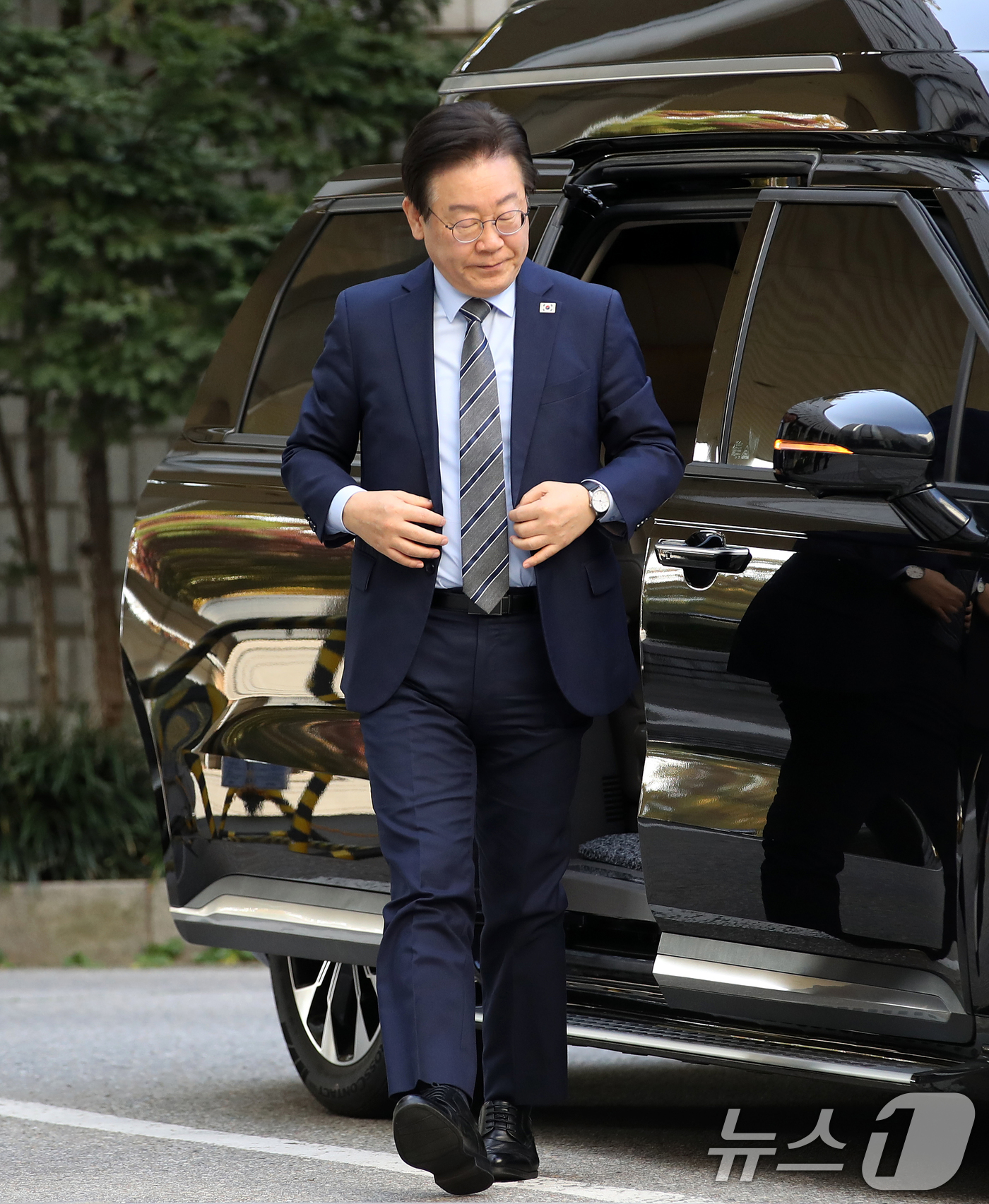 (서울=뉴스1) 오대일 기자 = 이재명 더불어민주당 대표가 12일 오전 서울 서초구 서울중앙지방법원에서 열린 '대장동 배임·성남FC 뇌물' 특정범죄가중처벌등에관한법률위반(뇌물) 관 …