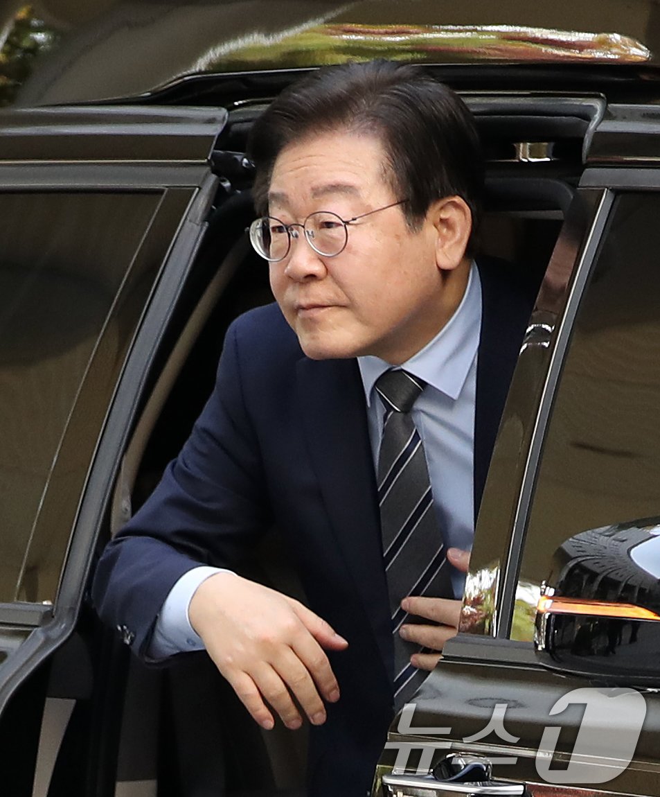 본문 이미지 - 이재명 더불어민주당 대표가 12일 오전 서울 서초구 서울중앙지방법원에서 열린 '대장동 배임·성남FC 뇌물' 특정범죄가중처벌등에관한법률위반(뇌물) 관련 공판에 출석하고 있다. 이 대표는 오는 15일 공직선거법 위반 사건 1심 선고를 시작으로, 열흘 뒤인 오는 25일에는 위증교사 사건 1심 선고가 예정되는 등 정치생명의 분수령이 될 '사법 리스크' 시험대에 오른다. 2024.11.12/뉴스1 ⓒ News1 오대일 기자