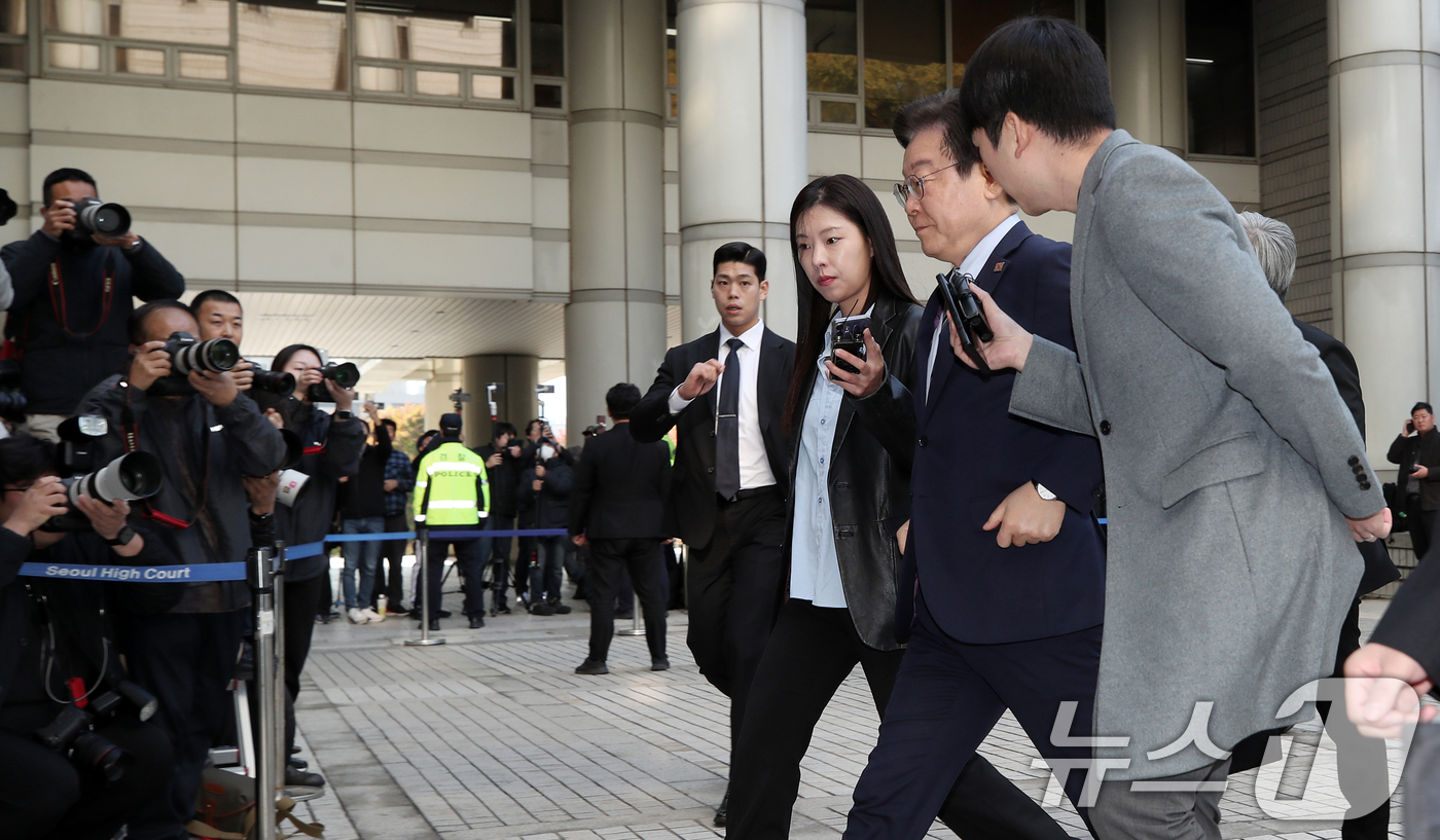 (서울=뉴스1) 오대일 기자 = 이재명 더불어민주당 대표가 12일 오전 서울 서초구 서울중앙지방법원에서 열린 '대장동 배임·성남FC 뇌물' 특정범죄가중처벌등에관한법률위반(뇌물) 관 …