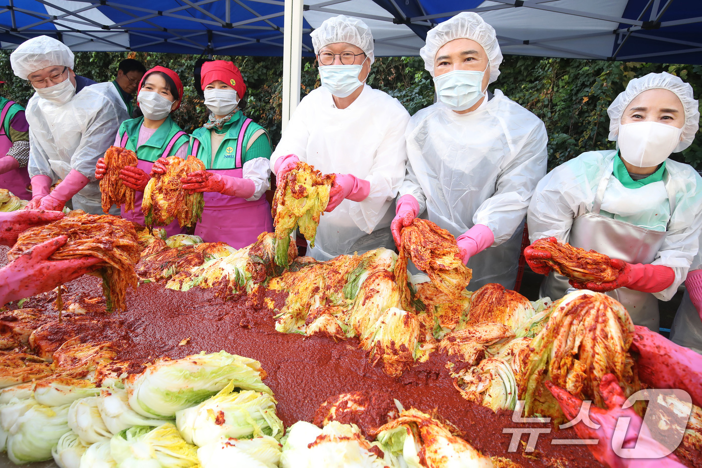 (대구=뉴스1) 공정식 기자 = 12일 오전 대구 수성구청 주차장에서 열린 '2024 수성구새마을회 사랑의 김장 담그기' 행사에 참여한 김대권 수성구청장(오른쪽 세번째)이 새마을회 …