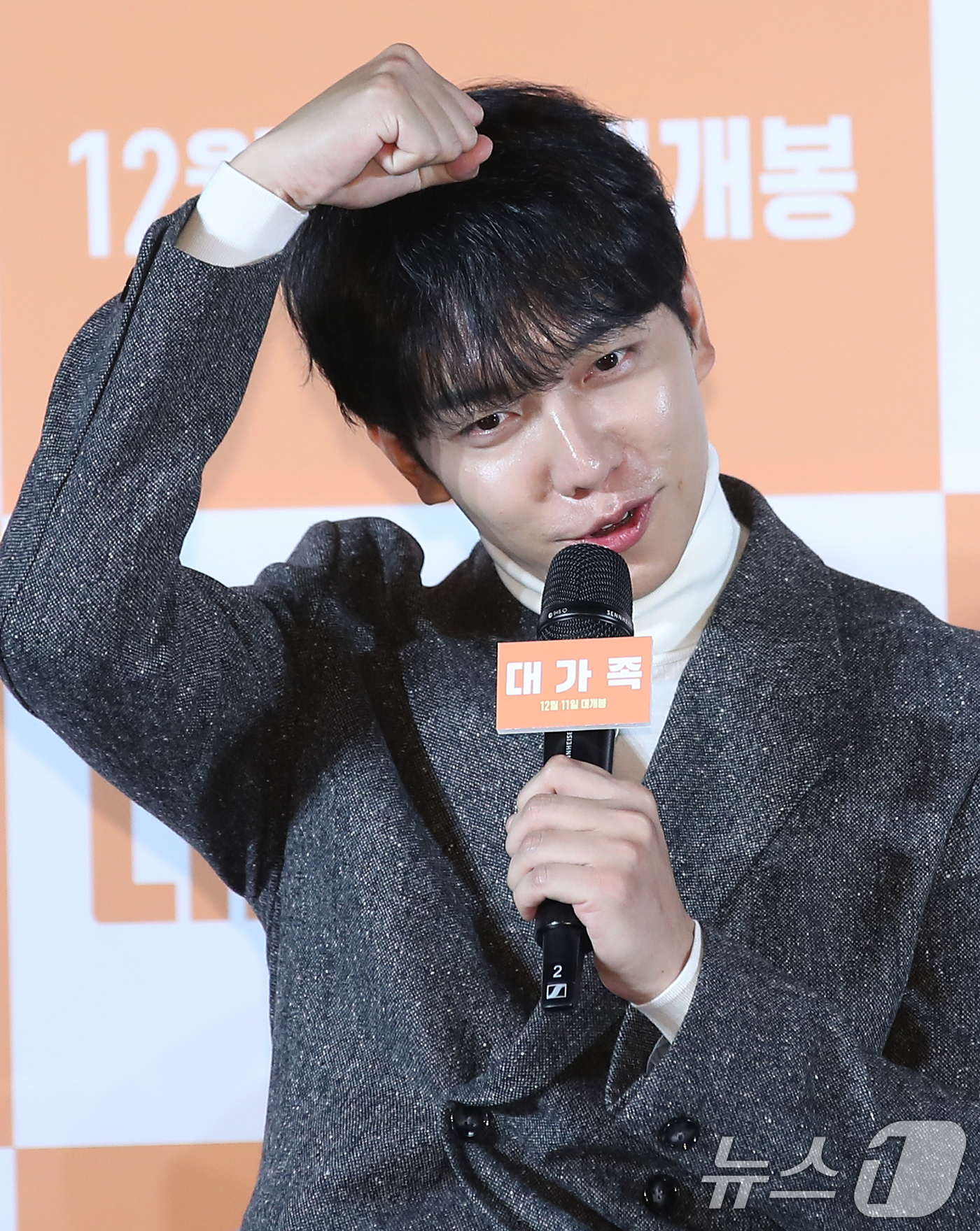 (서울=뉴스1) 권현진 기자 = 배우 이승기가 12일 서울 광진구 롯데시네마 건대입구에서 열린 영화 '대가족'(감독 양우석) 제작보고회에서 '삭발'하는 장면에 대해 이야기 하고 있 …