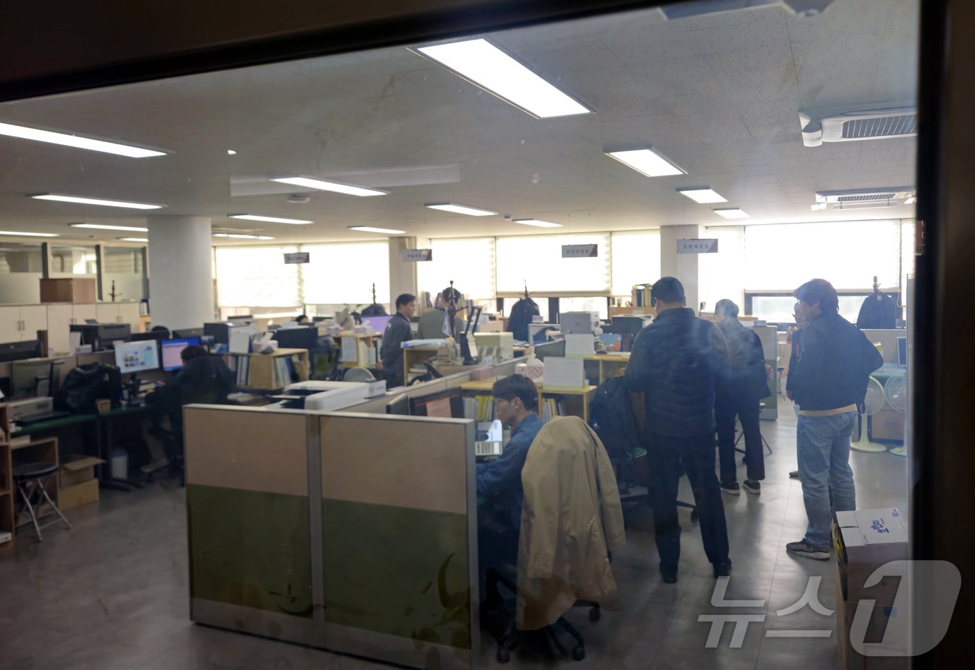 본문 이미지 - 춘천지검 관계자들이 12일 오전 강원도청 별관에서 최문순 전 강원도지사의 업무상 배임·직권남용 등 혐의 고발사건과 관련해 강제수사에 나섰다.2024.11.12/뉴스1 ⓒ News1 한귀섭 기자