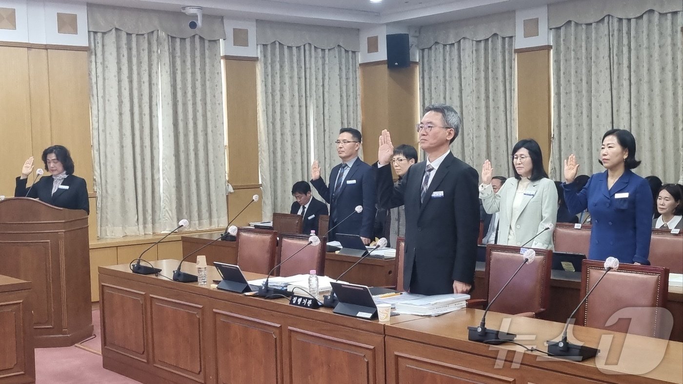 본문 이미지 - 양수조 대전동부교육지원청 교육장, 박세권 대전서부교육지원청 교육장과 국장들이 대전시의회 교육위원회 소관 행정사무감사에 성실히 임할 것을 선서하고 있다. 2024.11.12/뉴스1 ⓒ News1 김태진 기자