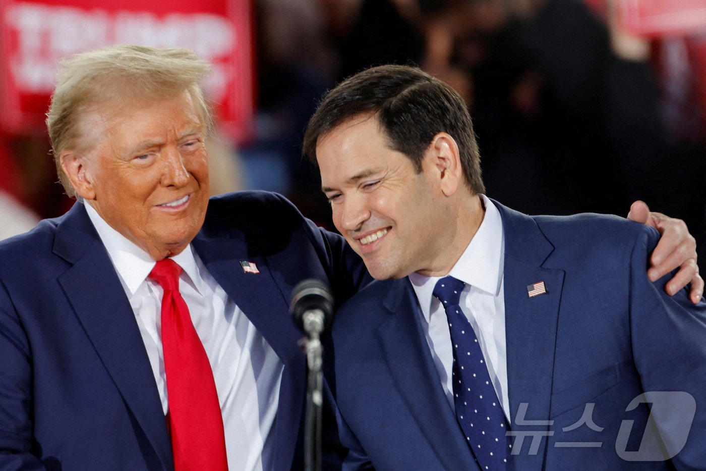 본문 이미지 - 지난 4일&#40;현지시간&#41; 미국 노스캐롤라이나주 롤리에서 열린 선거 유세에서 도널드 트럼프 미국 대통령 당선인과 마르코 루비오 상원의원&#40;플로리다&#41;이 웃고 있다. 24.11.04 ⓒ 로이터=뉴스1 ⓒ News1 김예슬 기자