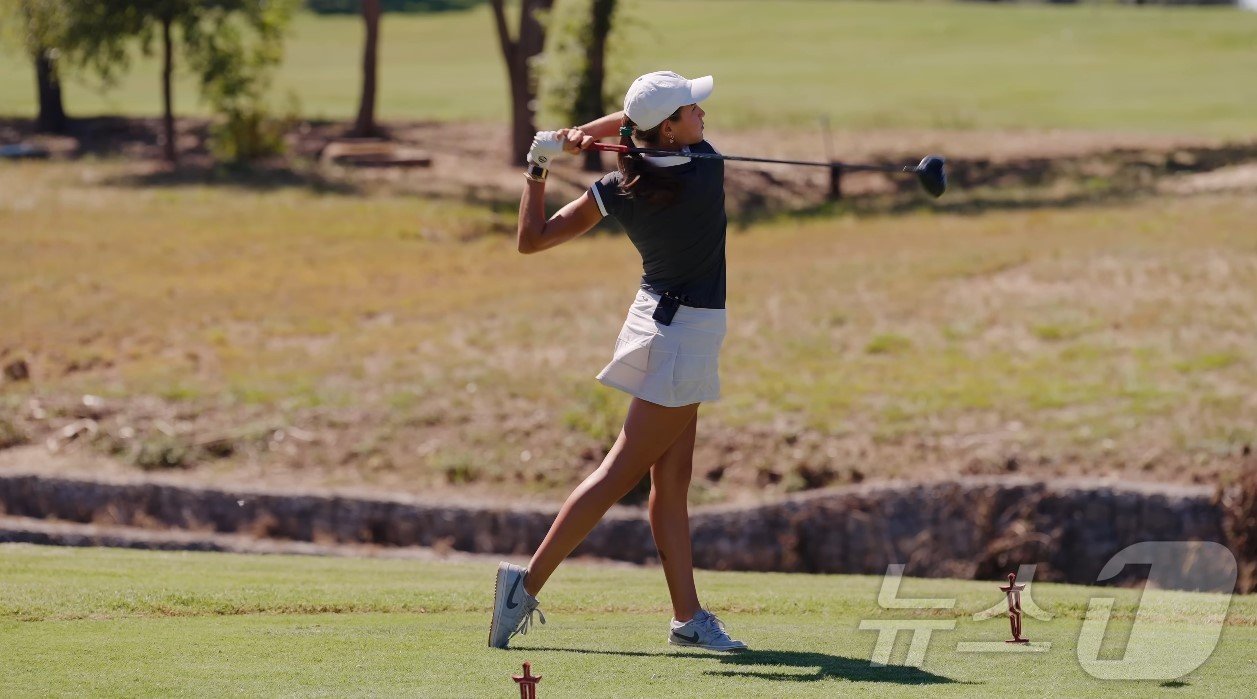 본문 이미지 - 카이 트럼프의 드라이버 샷 모습.<카이 트럼프 유튜브 캡처>