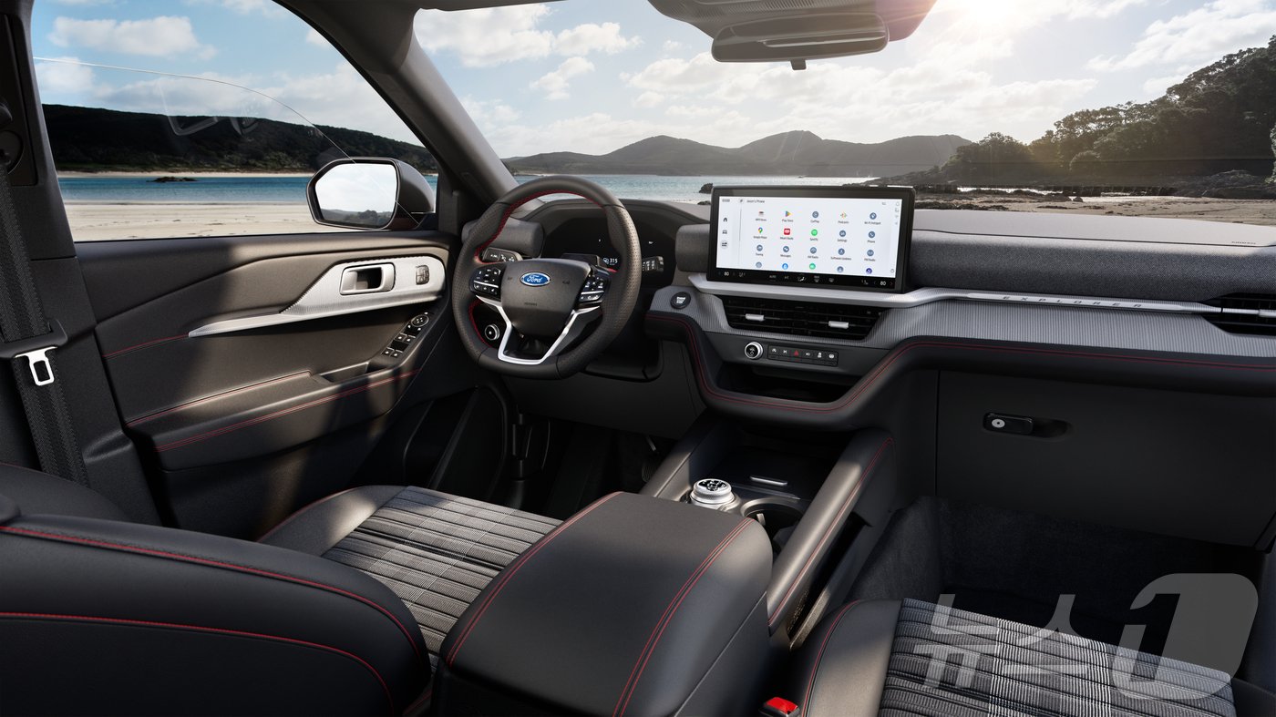 본문 이미지 - 더 뉴 포드 익스플로러 실내.(포드코리아 제공) 