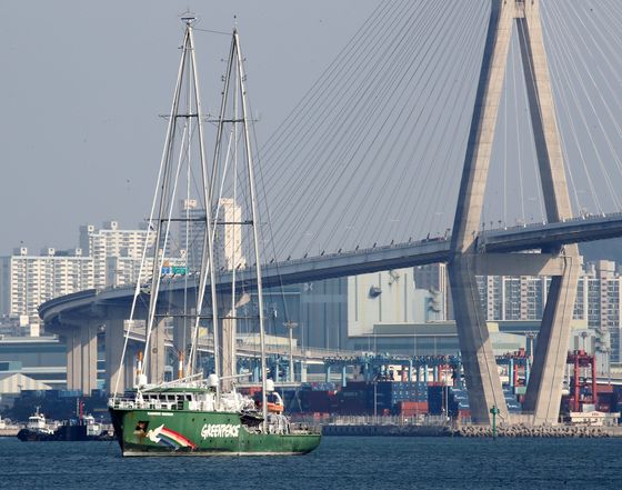 부산 앞바다 '초록 전투선'…플라스틱 생산저감 촉구 나선다