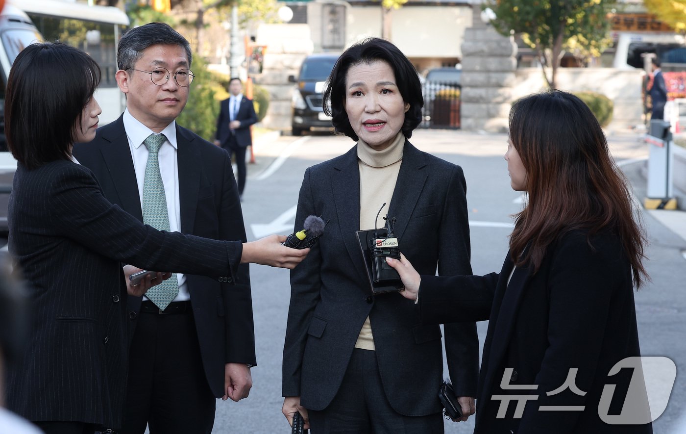 이진숙 방송통신위원장이 12일 오후 서울 종로구 헌법재판소 대심판정에서 열린 탄핵심판청구 사건에 대한 첫 공개 변론에 출석해 입장을 밝히고 있다. 이날 변론은 &#39;2인 체제&#39;로 운영된 방송통위원원회가 공영방송 이사 선임안을 의결한 것에 대한 위법성 여부가 쟁점이다. 2024.11.12/뉴스1 ⓒ News1 김성진 기자