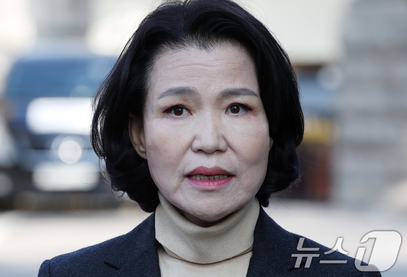 본문 이미지 - 이진숙 방송통신위원장이 12일 오후 서울 종로구 헌법재판소 대심판정에서 열린 탄핵심판청구 사건에 대한 첫 공개 변론에 출석해 입장을 밝히고 있다. 이날 변론은 '2인 체제'로 운영된 방송통위원원회가 공영방송 이사 선임안을 의결한 것에 대한 위법성 여부가 쟁점이다. 2024.11.12/뉴스1 ⓒ News1 김성진 기자