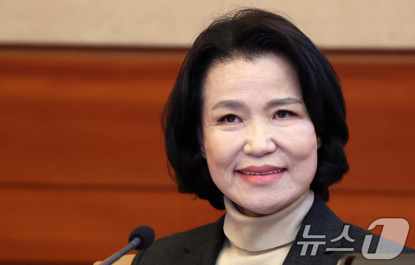 본문 이미지 - 이진숙 방송통신위원장이 12일 오후 서울 종로구 헌법재판소 대심판정에서 열린 탄핵심판청구 사건에 대한 첫 공개 변론에 출석해 미소 짓고 있다. 이날 변론은 '2인 체제'로 운영된 방송통위원원회가 공영방송 이사 선임안을 의결한 것에 대한 위법성 여부가 쟁점이다. 2024.11.12/뉴스1 ⓒ News1 김성진 기자