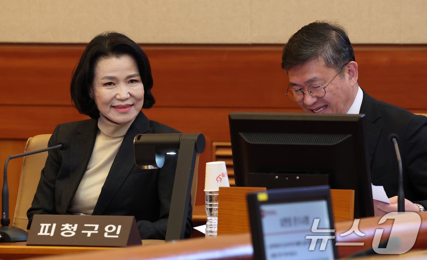 본문 이미지 - 이진숙 방송통신위원장이 12일 오후 서울 종로구 헌법재판소 대심판정에서 열린 탄핵심판청구 사건에 대한 첫 공개 변론에 출석해 변호인과 대화하고 있다. 이날 변론은 '2인 체제'로 운영된 방송통위원원회가 공영방송 이사 선임안을 의결한 것에 대한 위법성 여부가 쟁점이다. 2024.11.12/뉴스1 ⓒ News1 김성진 기자