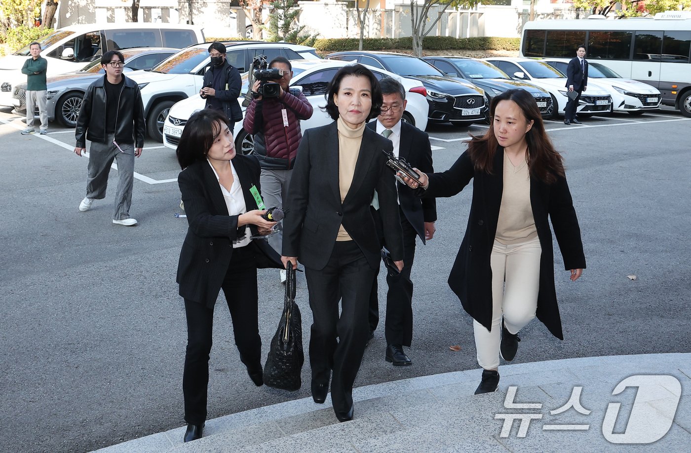 본문 이미지 - 이진숙 방송통신위원장이 12일 오후 서울 종로구 헌법재판소 대심판정에서 열린 탄핵심판청구 사건에 대한 첫 공개 변론에 출석하고 있다. 이날 변론은 '2인 체제'로 운영된 방송통위원원회가 공영방송 이사 선임안을 의결한 것에 대한 위법성 여부가 쟁점이다. 2024.11.12/뉴스1 ⓒ News1 김성진 기자