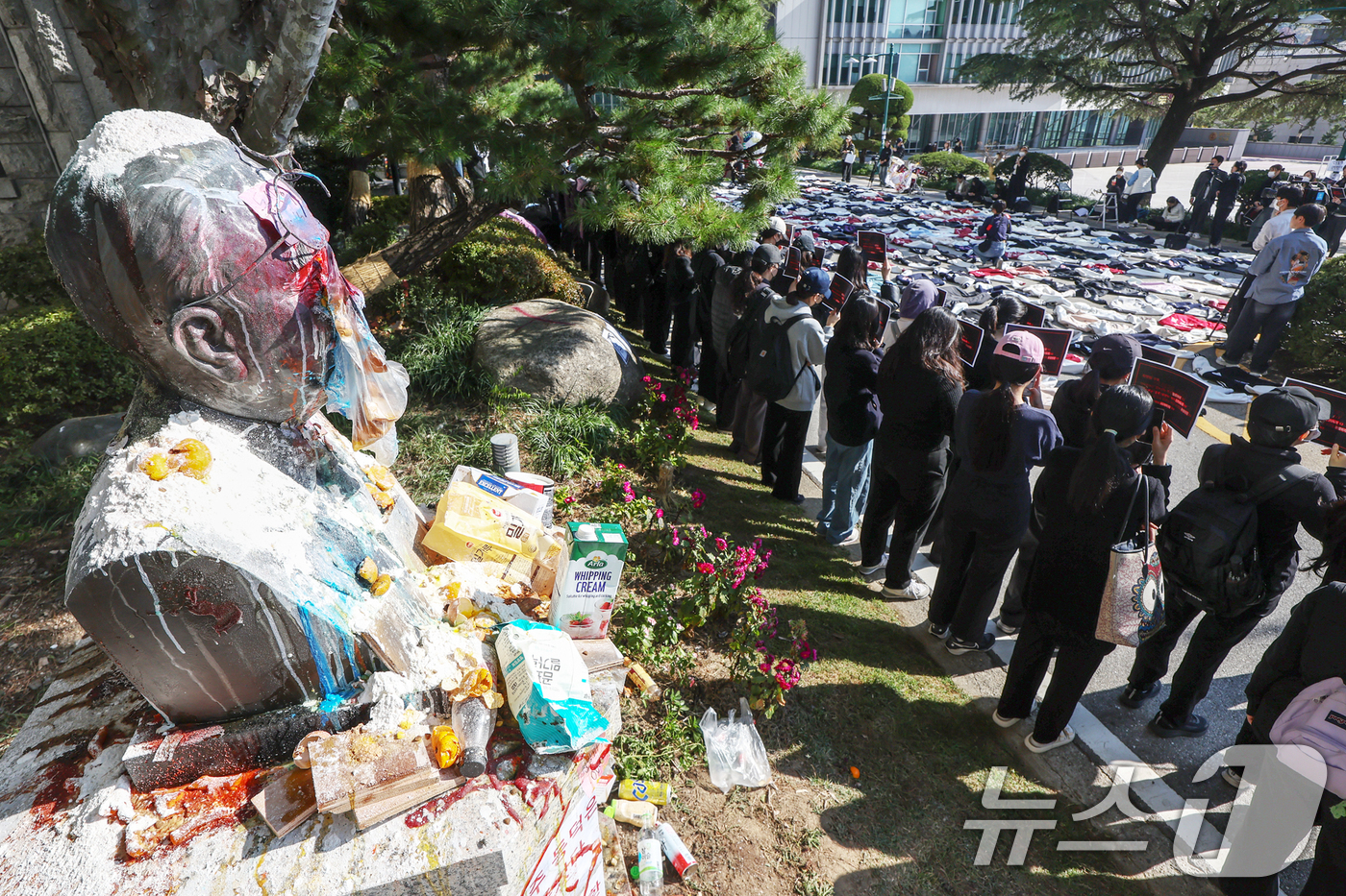 (서울=뉴스1) 민경석 기자 = 12일 서울 성북구 동덕여자대학교에 설치된 조동식 선생(동덕여대 설립자) 흉상이 학교 측의 남녀공학 전환 논의를 규탄하는 학생들에 의해 계란과 밀가 …