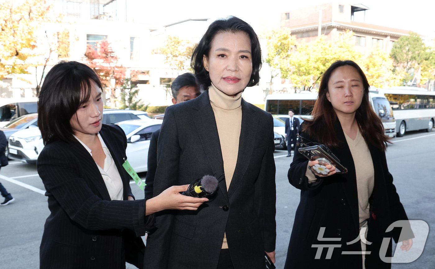 본문 이미지 - 이진숙 방송통신위원장이 12일 오후 서울 종로구 헌법재판소 대심판정에서 열린 탄핵심판청구 사건에 대한 첫 공개 변론에 출석하고 있다. 이날 변론은 '2인 체제'로 운영된 방송통위원원회가 공영방송 이사 선임안을 의결한 것에 대한 위법성 여부가 쟁점이다. 2024.11.12/뉴스1 ⓒ News1 김성진 기자