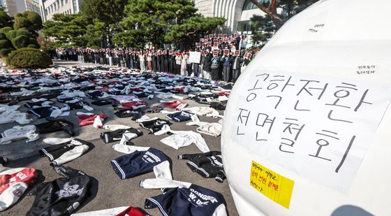 교정에 펼쳐진 학교 점퍼