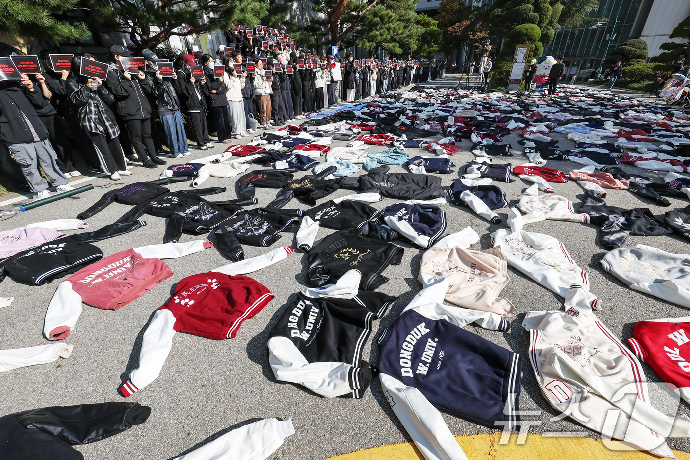 (서울=뉴스1) 민경석 기자 = 12일 서울 성북구 동덕여자대학교에서 총학생회를 비롯한 학생들이 학교 측의 남녀공학 전환 논의를 규탄하며 벗어놓은 학교 점퍼를 앞에 두고 기자회견을 …