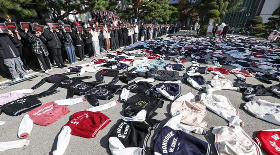 '학교 점퍼 벗어두고'