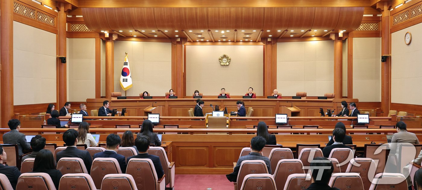 본문 이미지 - 문형배 헌법재판소장 권한대행을 비롯한 헌법재판관들이 12일 오후 서울 종로구 헌법재판소 대심판정에서 열린 이진숙 방송통신위원장 탄핵심판청구 사건에 대한 첫 공개 변론에 참석해 자리하고 있다. 이날 변론은 '2인 체제'로 운영된 방송통위원원회가 공영방송 이사 선임안을 의결한 것에 대한 위법성 여부가 쟁점이다. 2024.11.12/뉴스1 ⓒ News1 김성진 기자