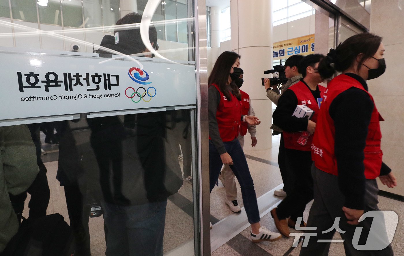 본문 이미지 - 대한체육회 노조원들이 12일 오후 이기흥 회장 규탄 피켓을 들고 대한체육회의 스포츠공정위원회가 열리는 서울 송파구 대한체육회로 들어서고 있다. 대한체육회 스포츠공정위원회는 전체 회의를 열고 이기흥 회장의 연임 승인 안건 등을 처리할 예정이다. 2024.11.12/뉴스1 ⓒ News1 박세연 기자