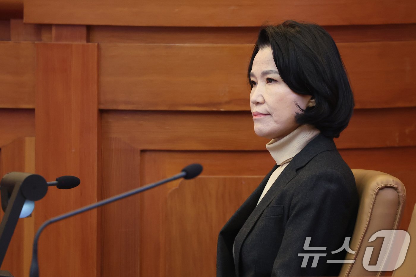 본문 이미지 - 이진숙 방송통신위원장이 12일 오후 서울 종로구 헌법재판소 대심판정에서 열린 탄핵심판청구 사건에 대한 첫 공개 변론에 출석해 자리하고 있다. 이날 변론은 '2인 체제'로 운영된 방송통위원원회가 공영방송 이사 선임안을 의결한 것에 대한 위법성 여부가 쟁점이다. 2024.11.12/뉴스1 ⓒ News1 김성진 기자