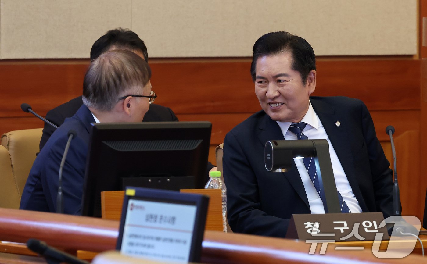 정청래 국회 법사위원장이 12일 오후 서울 종로구 헌법재판소 대심판정에서 열린 이진숙 방송통신위원장 탄핵심판청구 사건에 대한 첫 공개 변론에 출석해 변호인과 대화하고 있다. 이날 변론은 &#39;2인 체제&#39;로 운영된 방송통위원원회가 공영방송 이사 선임안을 의결한 것에 대한 위법성 여부가 쟁점이다. 2024.11.12/뉴스1 ⓒ News1 김성진 기자