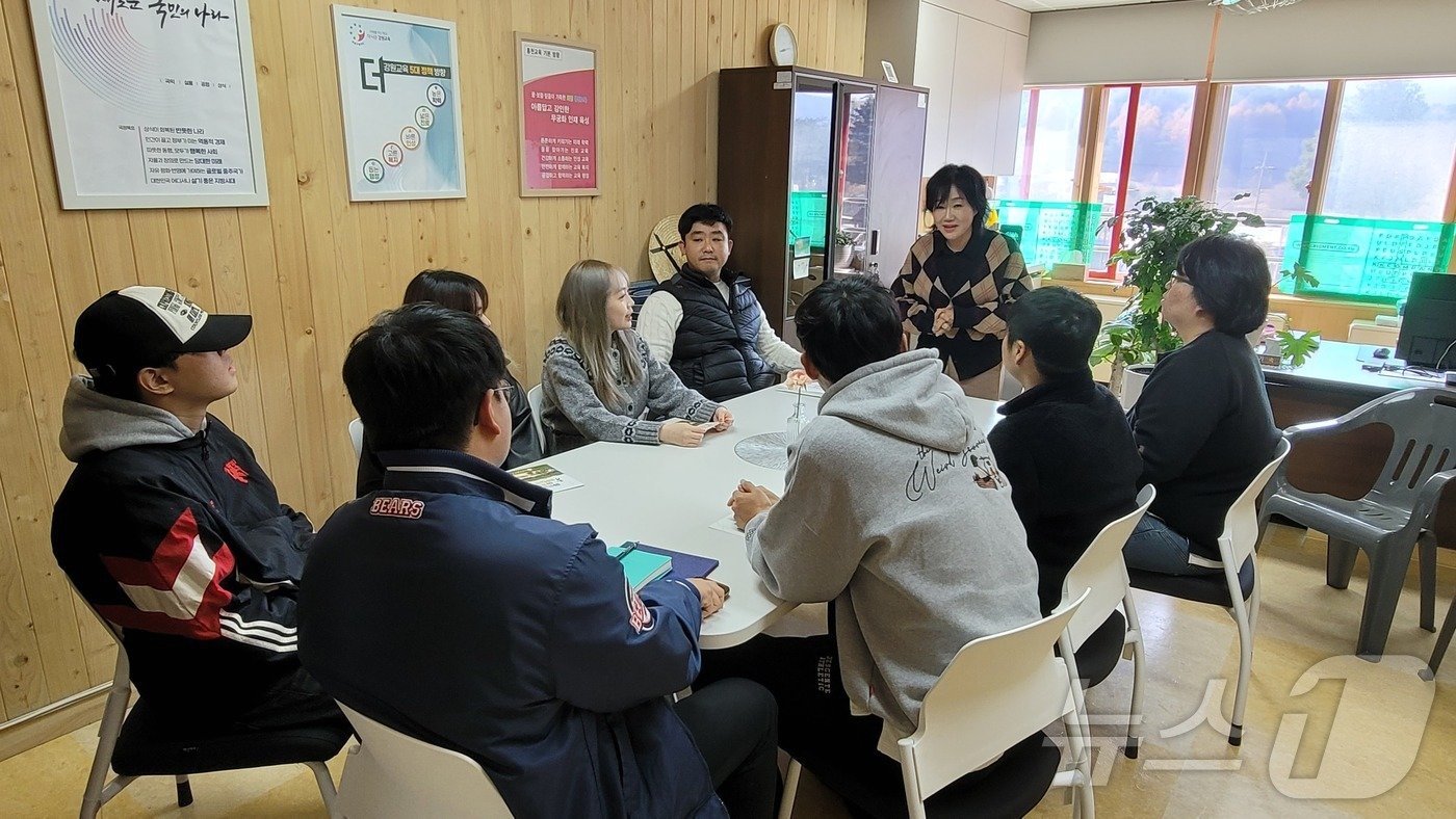 강원특별자치도교육청은 12일 한림대 학생들과 홍천 삼생초를 찾아 지역소멸 해법에 대해 논의하고 있다.&#40;도교육청 제공&#41; 