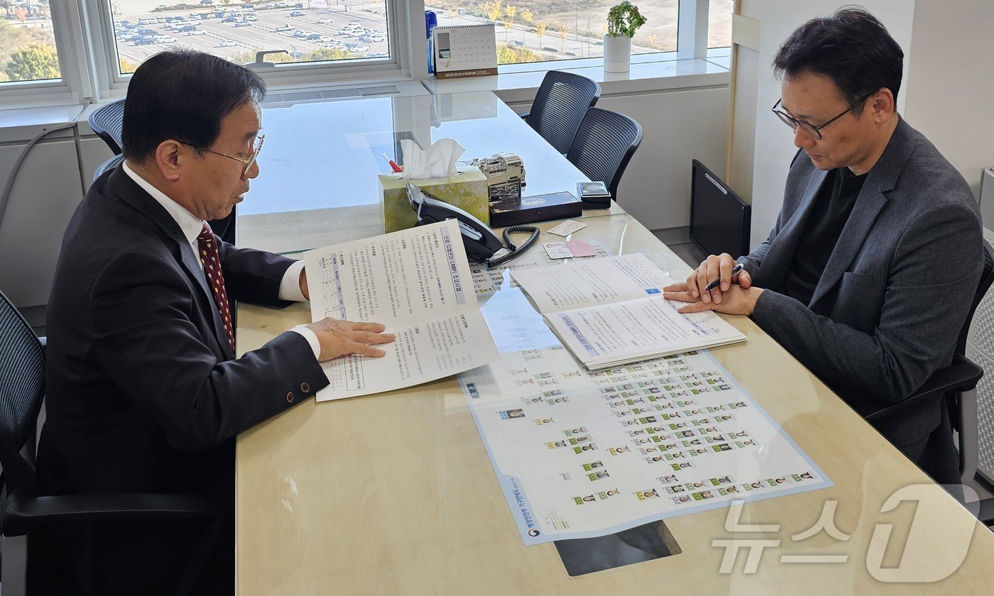 본문 이미지 - 행안부 균형발전지원국장에게 현안 건의하는 김문근(왼쪽) 단양군수.(단양군 제공)2024.1112/뉴스1