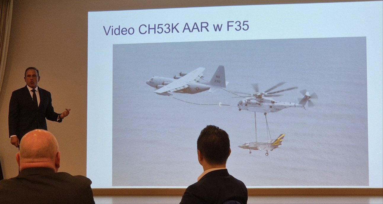 본문 이미지 - CH-53K가 F-35 스텔스 전투기를 수송하면서 공중급유를 받는 모습. 2024.11.12/뉴스1 ⓒ News1 박응진 기자