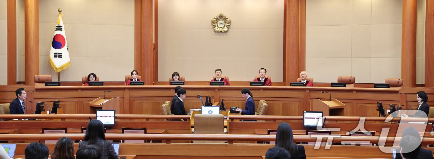 본문 이미지 - 문형배 헌법재판소장 권한대행을 비롯한 헌법재판관들이 12일 오후 서울 종로구 헌법재판소 대심판정에 앉아 있다. 2024.11.12/뉴스1 ⓒ News1 김성진 기자