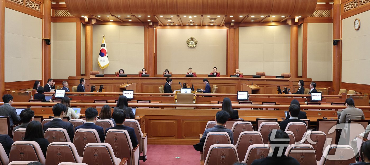 본문 이미지 - 문형배 헌법재판소장 권한대행을 비롯한 헌법재판관들이 12일 오후 서울 종로구 헌법재판소 대심판정에서 열린 이진숙 방송통신위원장 탄핵심판청구 사건에 대한 첫 공개 변론에 참석해 자리하고 있다. 이날 변론은 '2인 체제'로 운영된 방송통위원원회가 공영방송 이사 선임안을 의결한 것에 대한 위법성 여부가 쟁점이다. 2024.11.12/뉴스1 ⓒ News1 김성진 기자