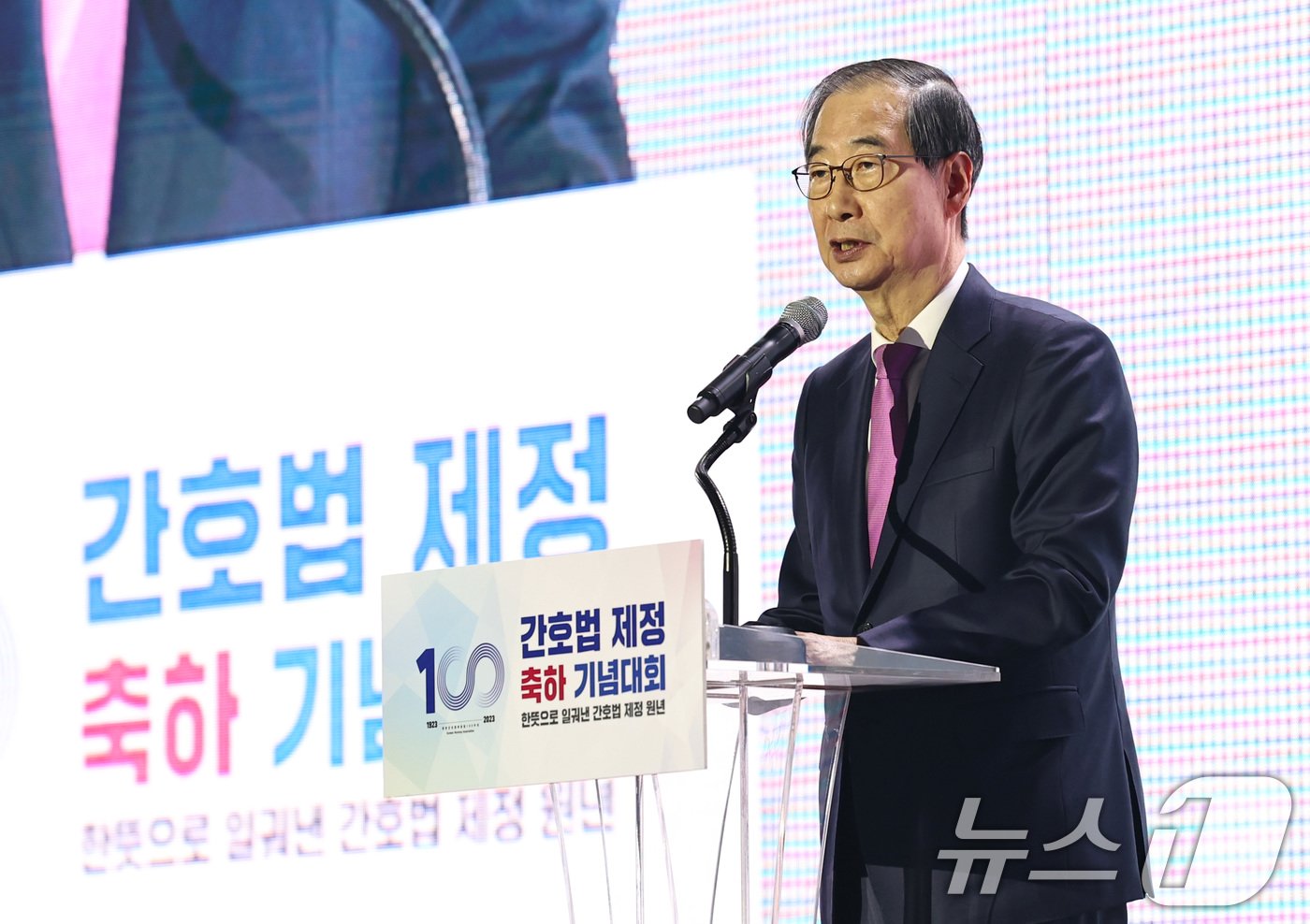 본문 이미지 - 한덕수 국무총리가 12일 오후 서울 중구 장충체육관에서 열린 대한간호협회 간호법 제정 축하 기념대회에서 축사하고 있다. 2024.11.12/뉴스1 ⓒ News1 구윤성 기자