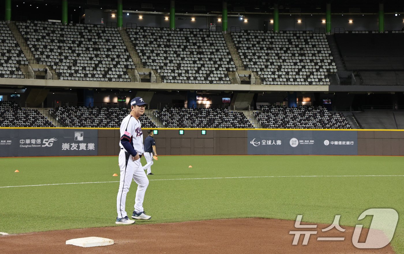 본문 이미지 - 프리미어12 대만 예선에 출전하는 대한민국 야구대표팀 류중일 감독이 12일(현지시간) 대만 타이베이시 타이베이돔에서 열린 훈련에 앞서 그라운드를 살펴보고 있다. 대표팀은 오는 13일 대만과의 경기를 시작으로 14일 쿠바, 15일 일본, 16일 도미니카 공화국, 18일 호주와의 예선 경기를 갖는다. 2024.11.12/뉴스1 ⓒ News1 장수영 기자