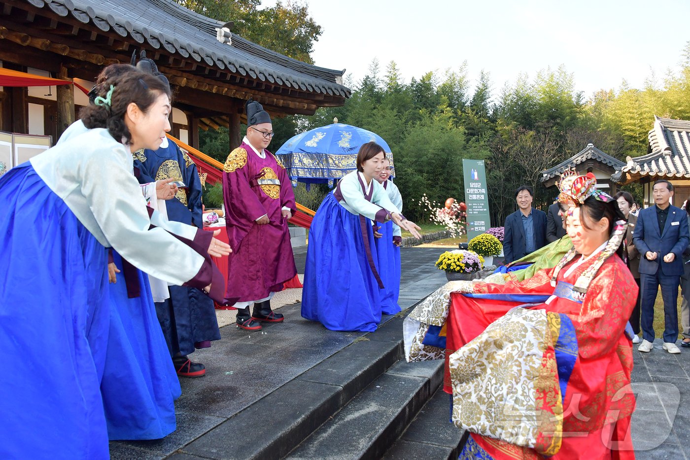 전남 담양군이 죽녹원 내 추성창의기념관에서 다문화가정 전통혼례식을 거행하고 있다.&#40;담양군 제공&#41;2024.11.12./뉴스1