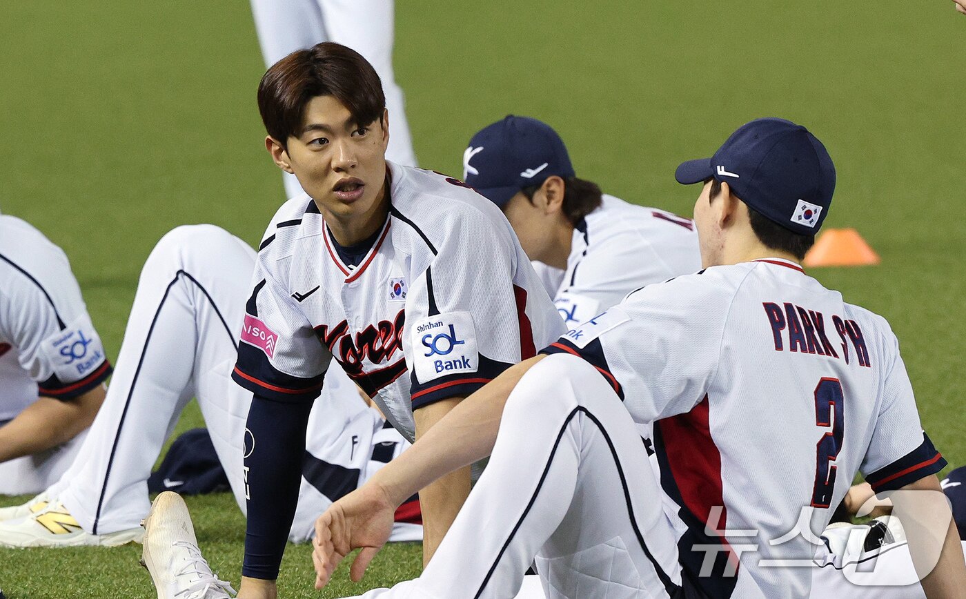 Song Seong-moon and Park Seong-han, captains of the Korean national baseball team participating in the Premier 12 Taiwan preliminaries, are training at Taipei Dome in Taipei, Taiwan on the 12th (local time). The national team will start with a match against Chinese Taipei on the 13th, followed by preliminary matches against Cuba on the 14th, Japan on the 15th, Dominican Republic on the 16th, and Australia on the 18th. 2024.11.12/News1 ⓒ News1 Reporter Jang Soo-young